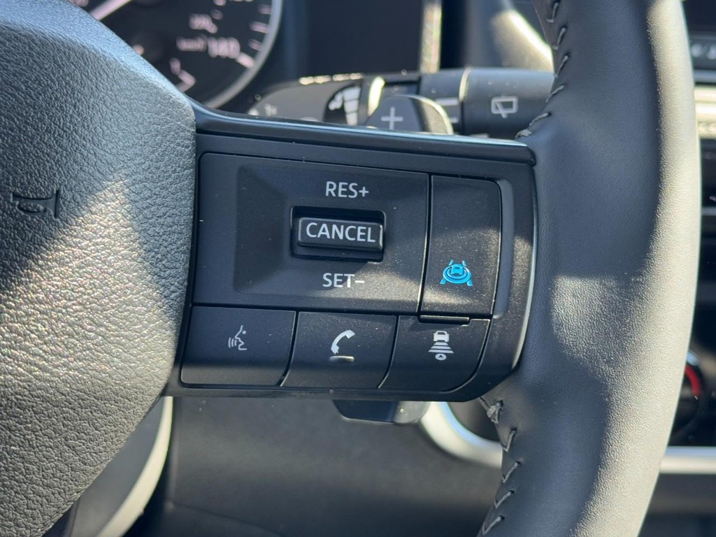 Nissan Rogue Vehicle Full-screen Gallery Image 17