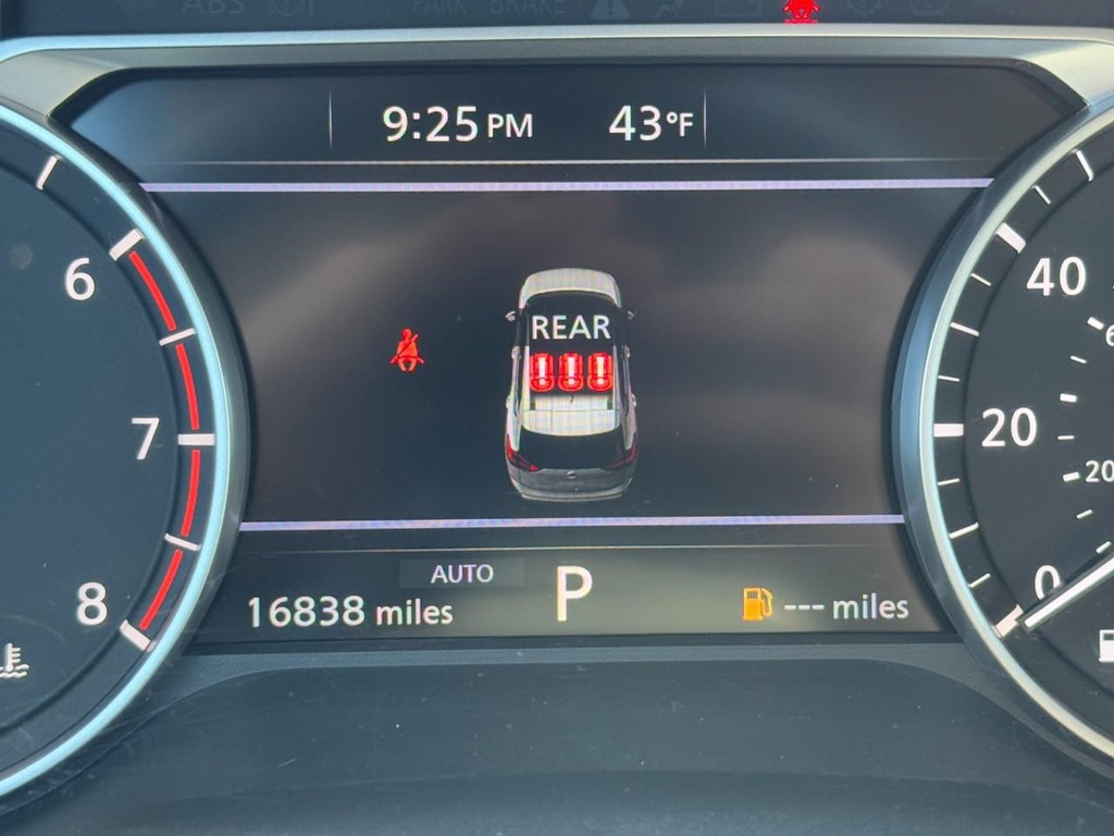 Nissan Rogue Vehicle Full-screen Gallery Image 18