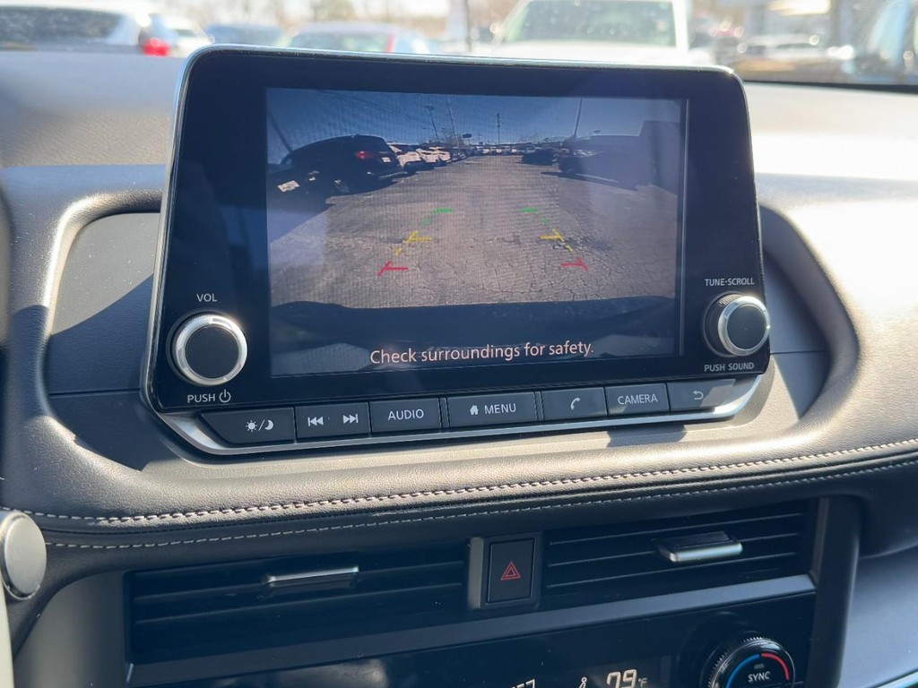 Nissan Rogue Vehicle Full-screen Gallery Image 20