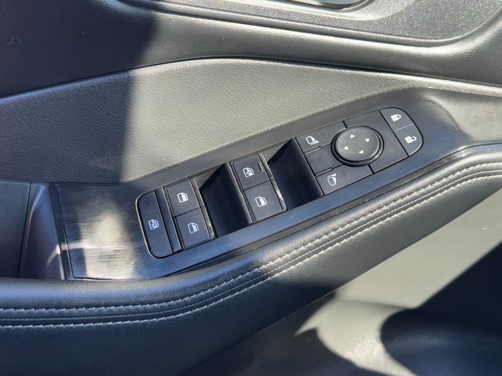 Nissan Rogue Vehicle Full-screen Gallery Image 21