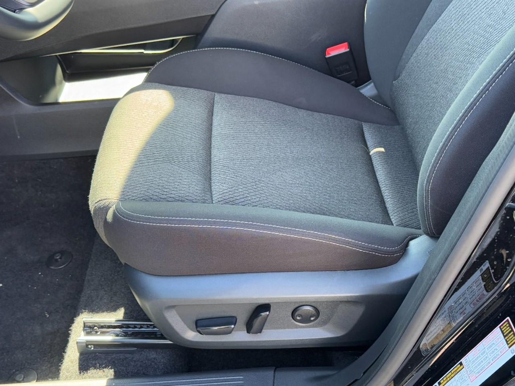 Nissan Rogue Vehicle Full-screen Gallery Image 22