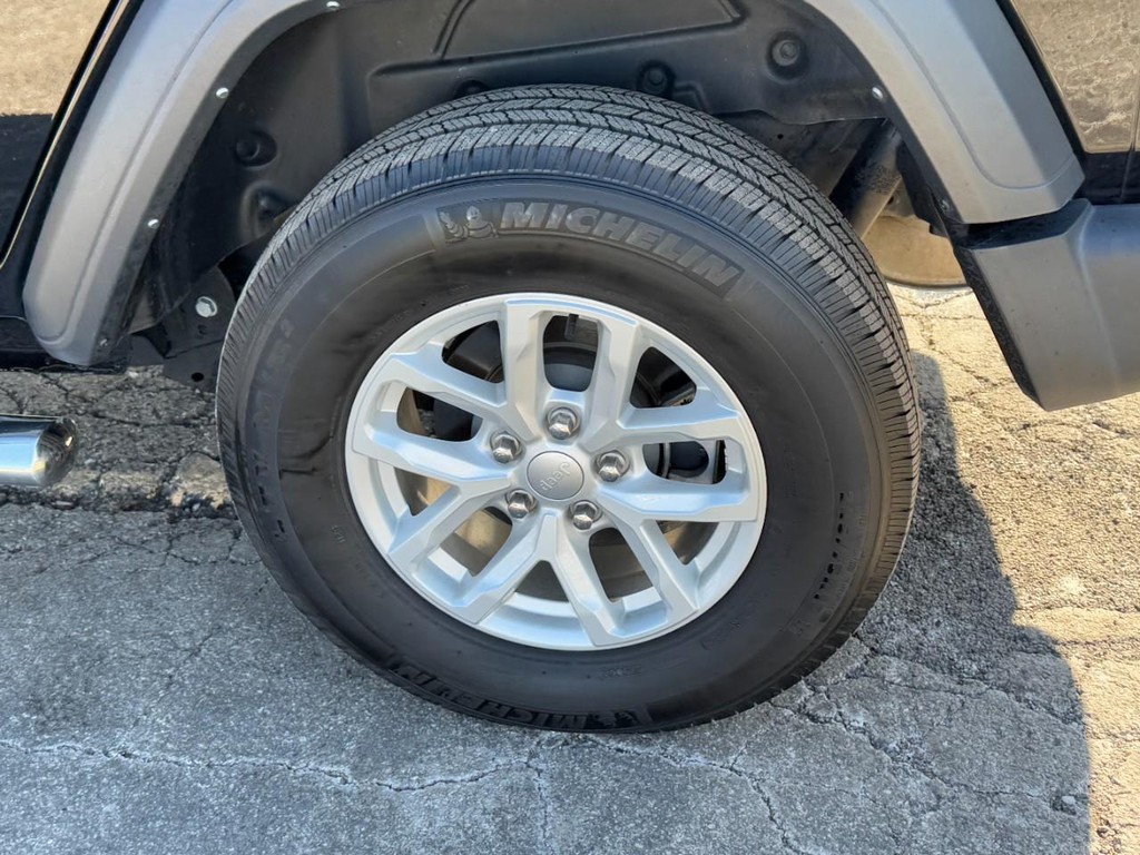 Jeep Wrangler Vehicle Full-screen Gallery Image 05