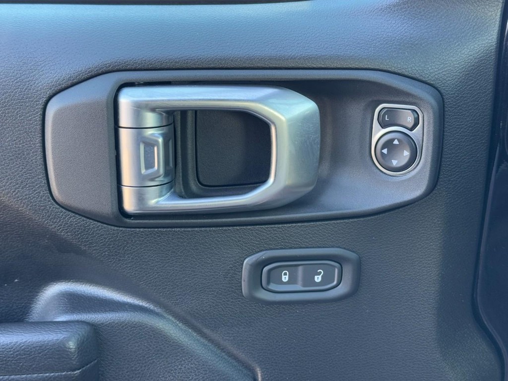 Jeep Wrangler Vehicle Full-screen Gallery Image 22