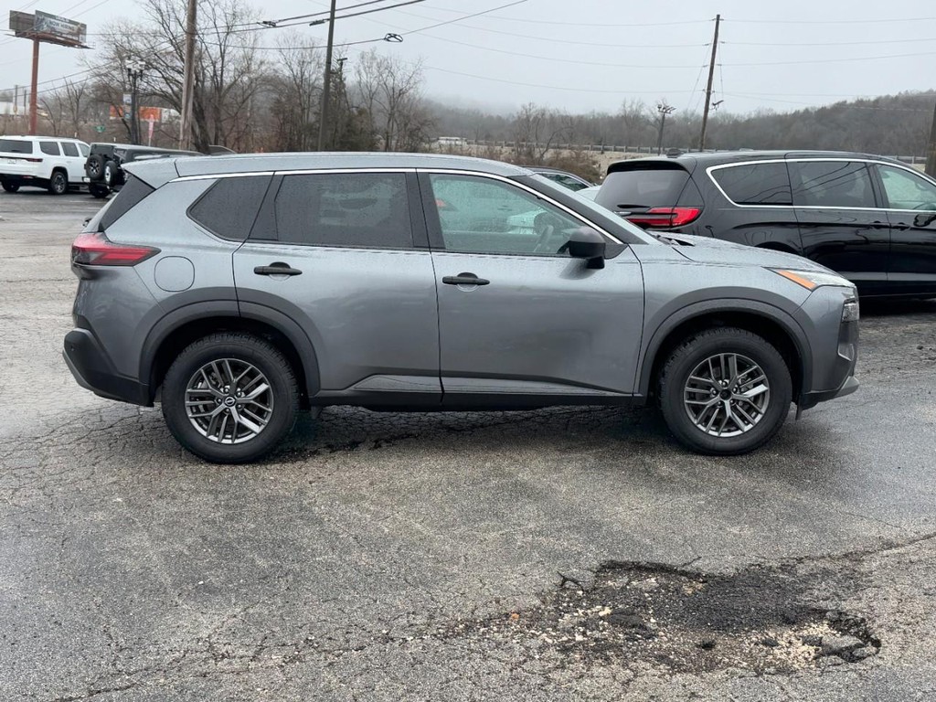 Nissan Rogue Vehicle Full-screen Gallery Image 02