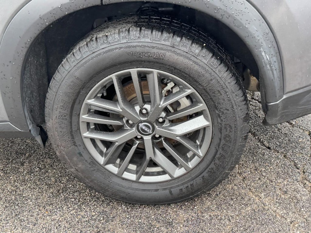 Nissan Rogue Vehicle Full-screen Gallery Image 05