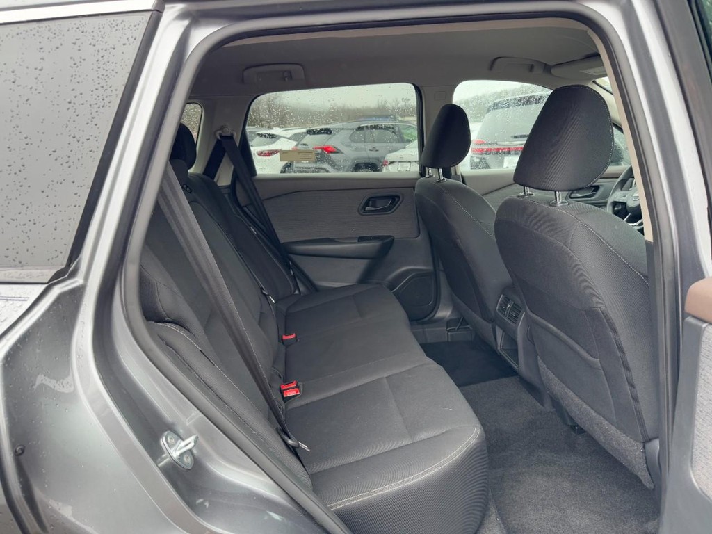 Nissan Rogue Vehicle Full-screen Gallery Image 10