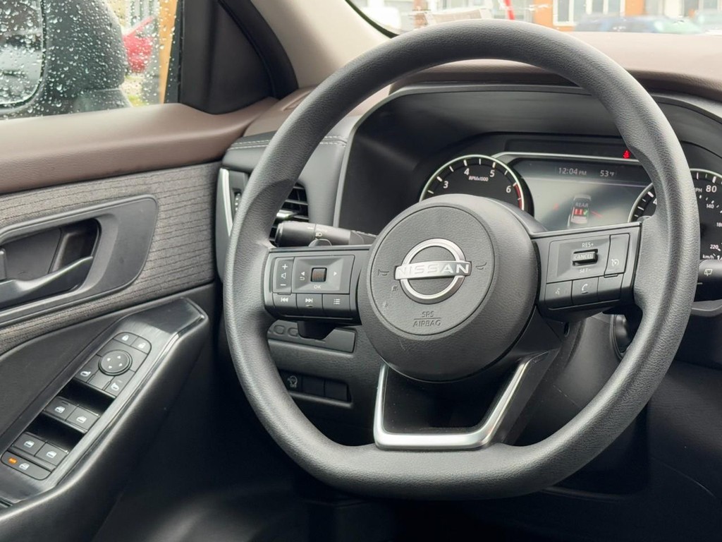 Nissan Rogue Vehicle Full-screen Gallery Image 12