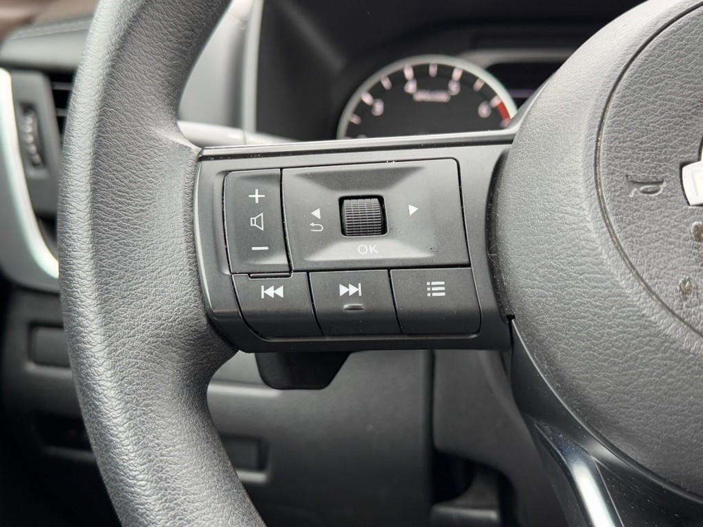 Nissan Rogue Vehicle Full-screen Gallery Image 16