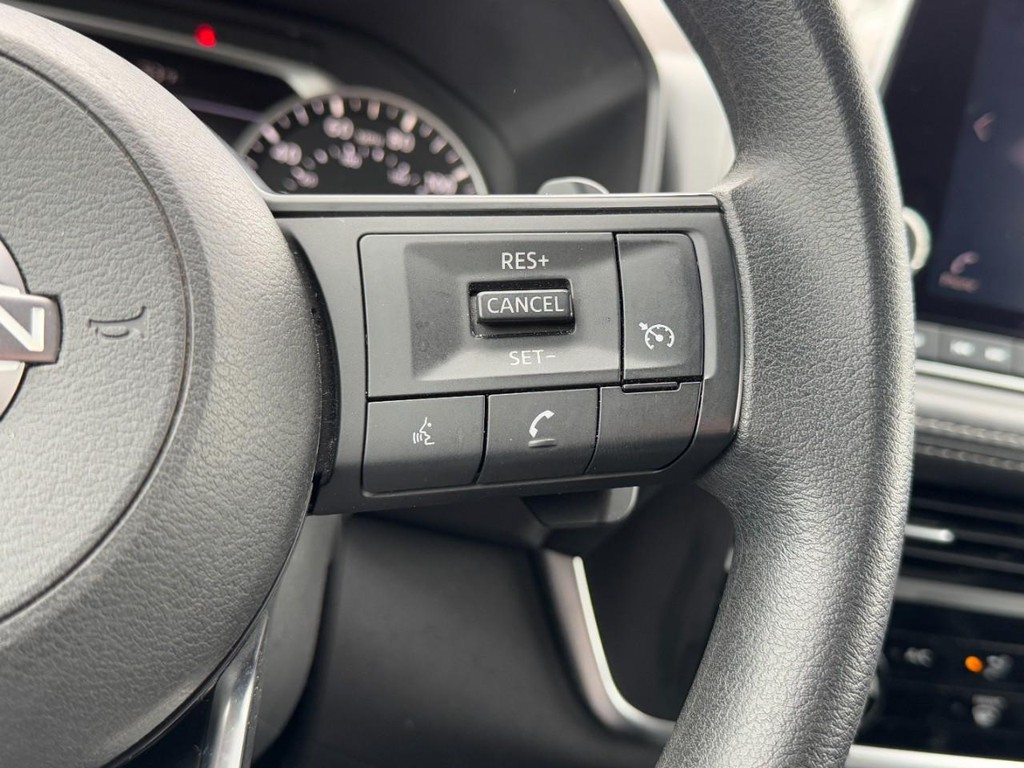 Nissan Rogue Vehicle Full-screen Gallery Image 17