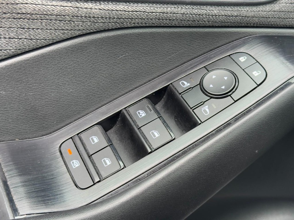 Nissan Rogue Vehicle Full-screen Gallery Image 21