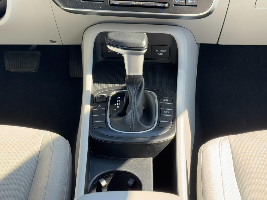 Hyundai Kona Vehicle Full-screen Gallery Image 14