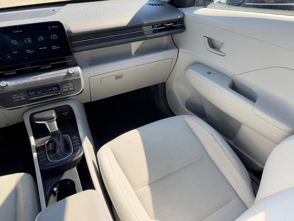 Hyundai Kona Vehicle Full-screen Gallery Image 15