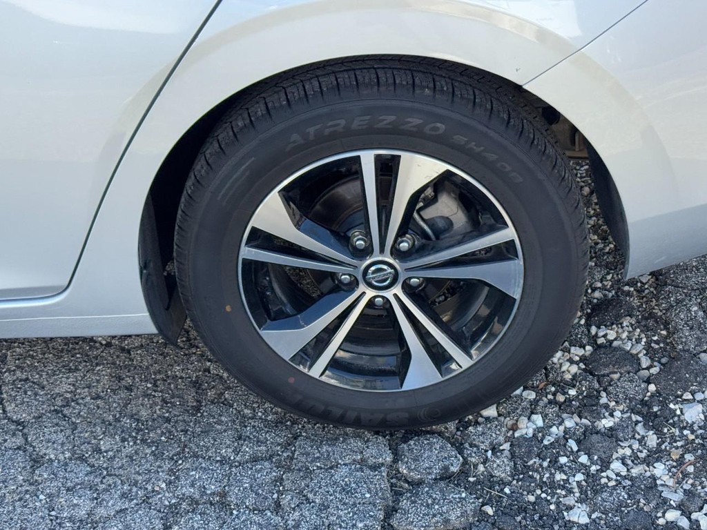 Nissan Sentra Vehicle Full-screen Gallery Image 05