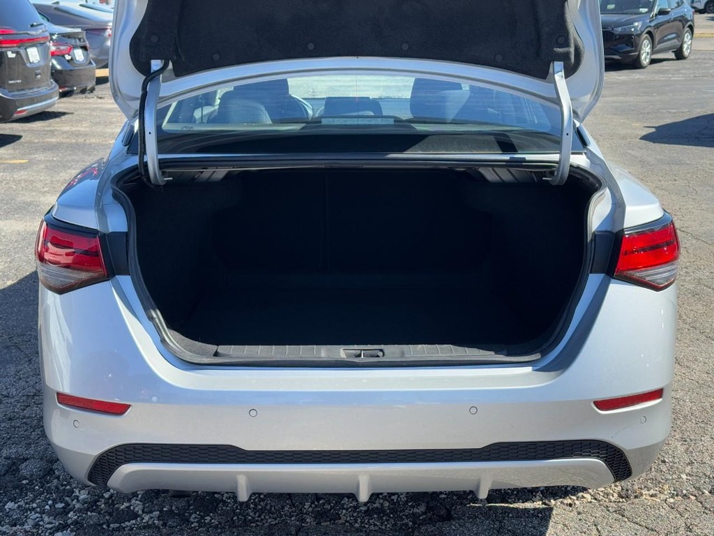 Nissan Sentra Vehicle Full-screen Gallery Image 09