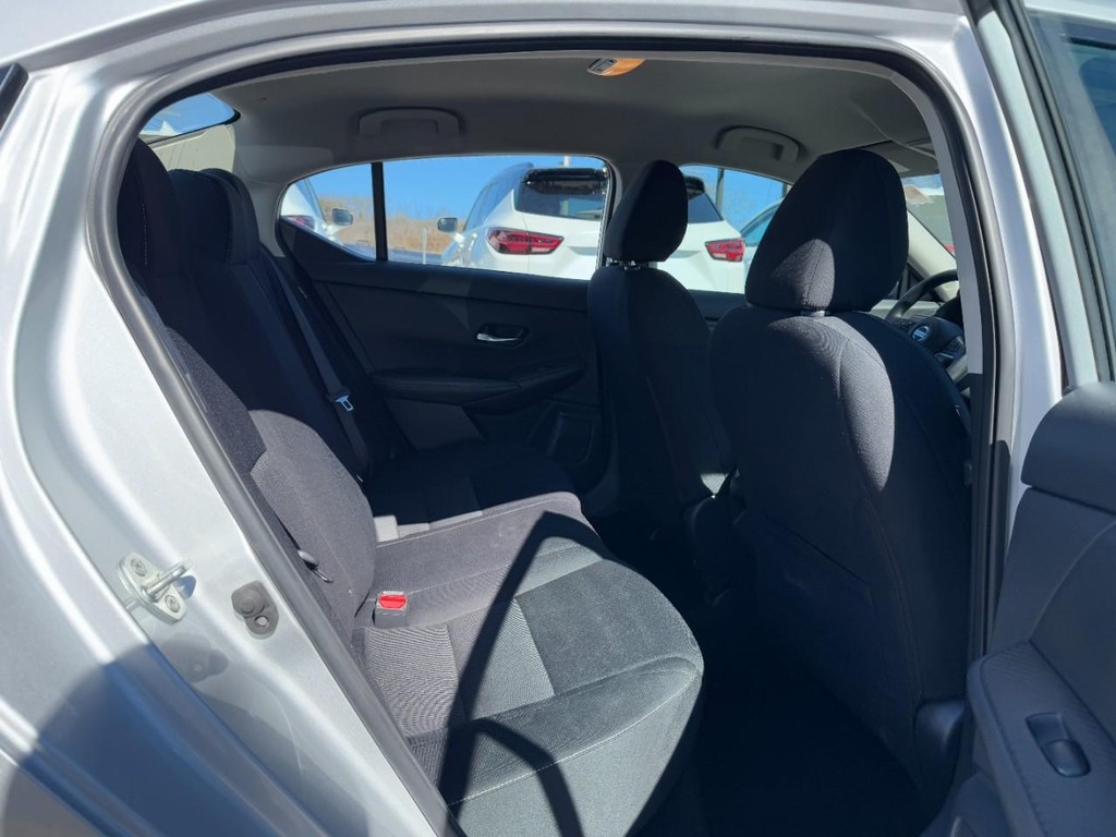 Nissan Sentra Vehicle Full-screen Gallery Image 10