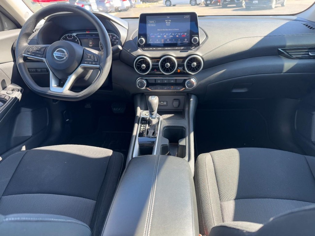 Nissan Sentra Vehicle Full-screen Gallery Image 11