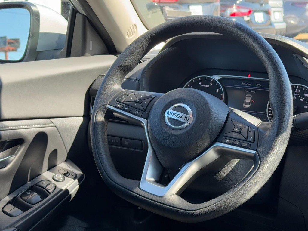 Nissan Sentra Vehicle Full-screen Gallery Image 12