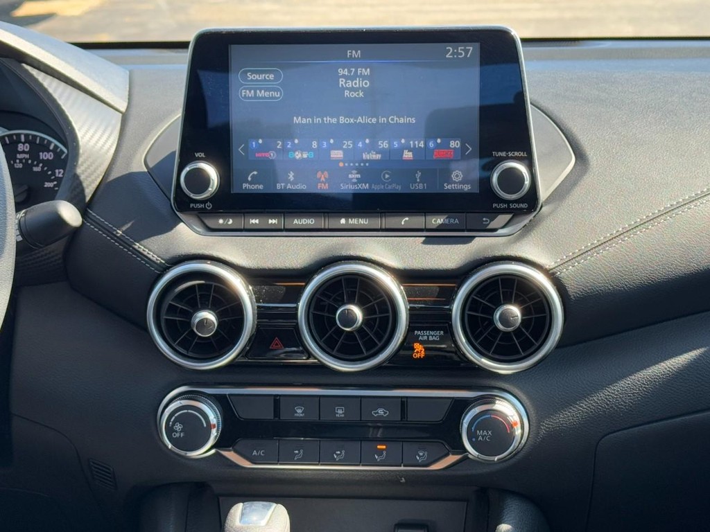 Nissan Sentra Vehicle Full-screen Gallery Image 13