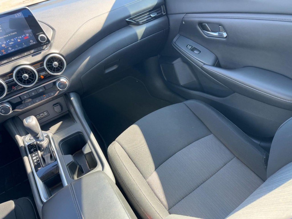 Nissan Sentra Vehicle Full-screen Gallery Image 15