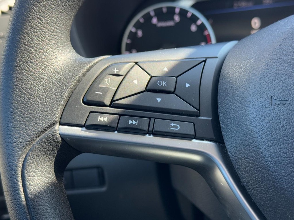 Nissan Sentra Vehicle Full-screen Gallery Image 16