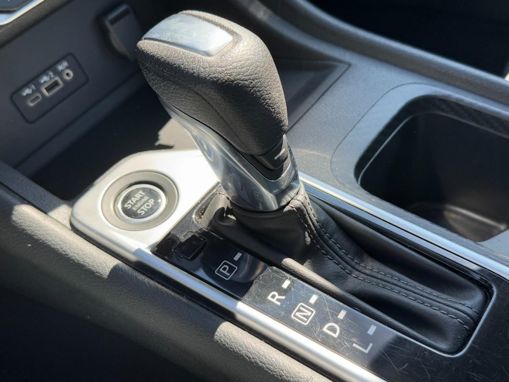 Nissan Sentra Vehicle Full-screen Gallery Image 19