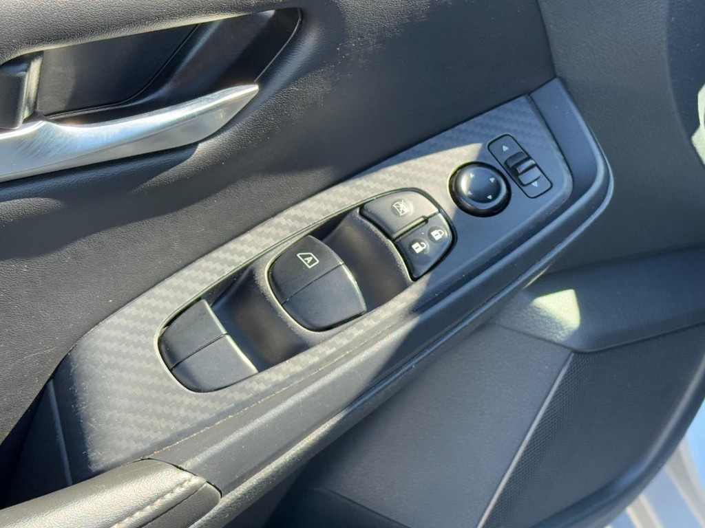 Nissan Sentra Vehicle Full-screen Gallery Image 21