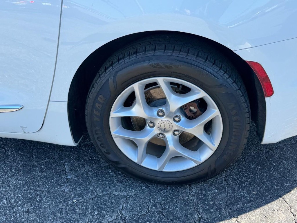 Chrysler Pacifica Vehicle Full-screen Gallery Image 05