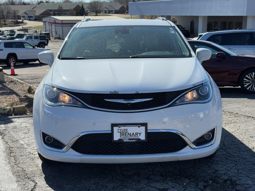 Chrysler Pacifica Vehicle Full-screen Gallery Image 07