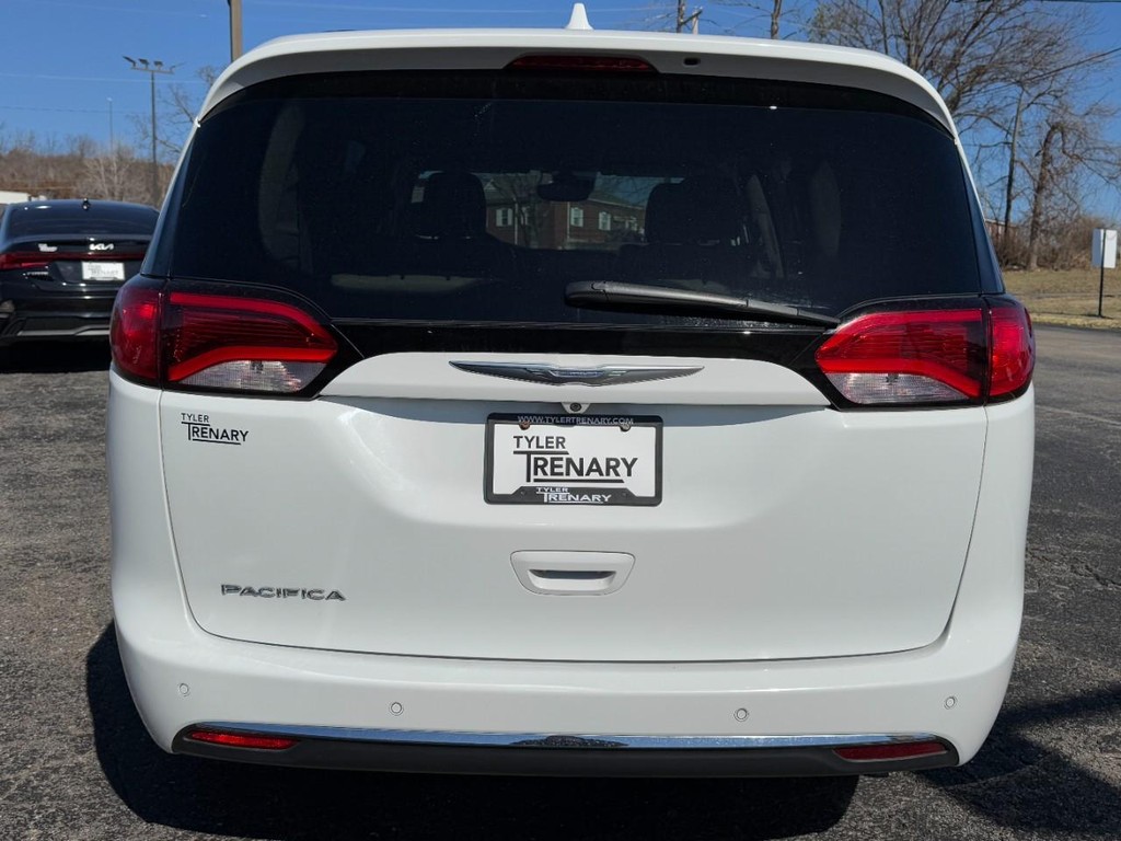 Chrysler Pacifica Vehicle Full-screen Gallery Image 08