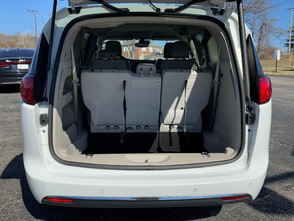 Chrysler Pacifica Vehicle Full-screen Gallery Image 09