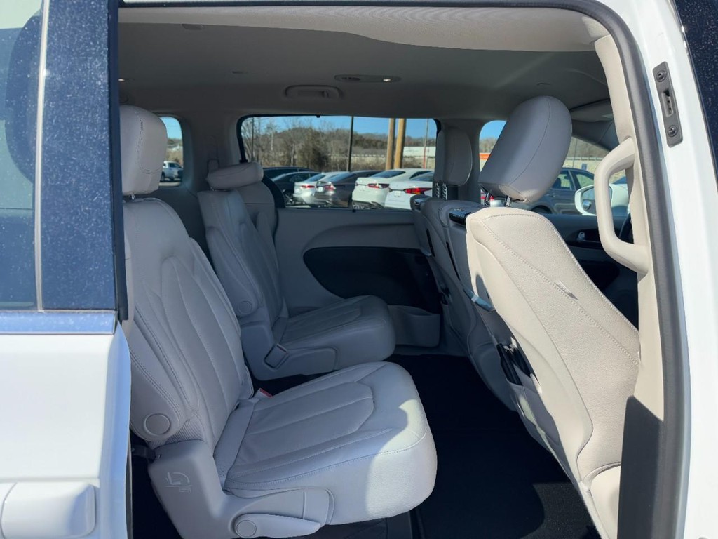 Chrysler Pacifica Vehicle Full-screen Gallery Image 10