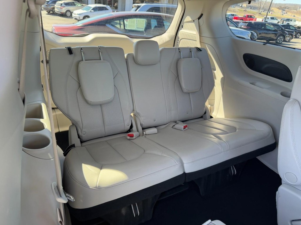 Chrysler Pacifica Vehicle Full-screen Gallery Image 11