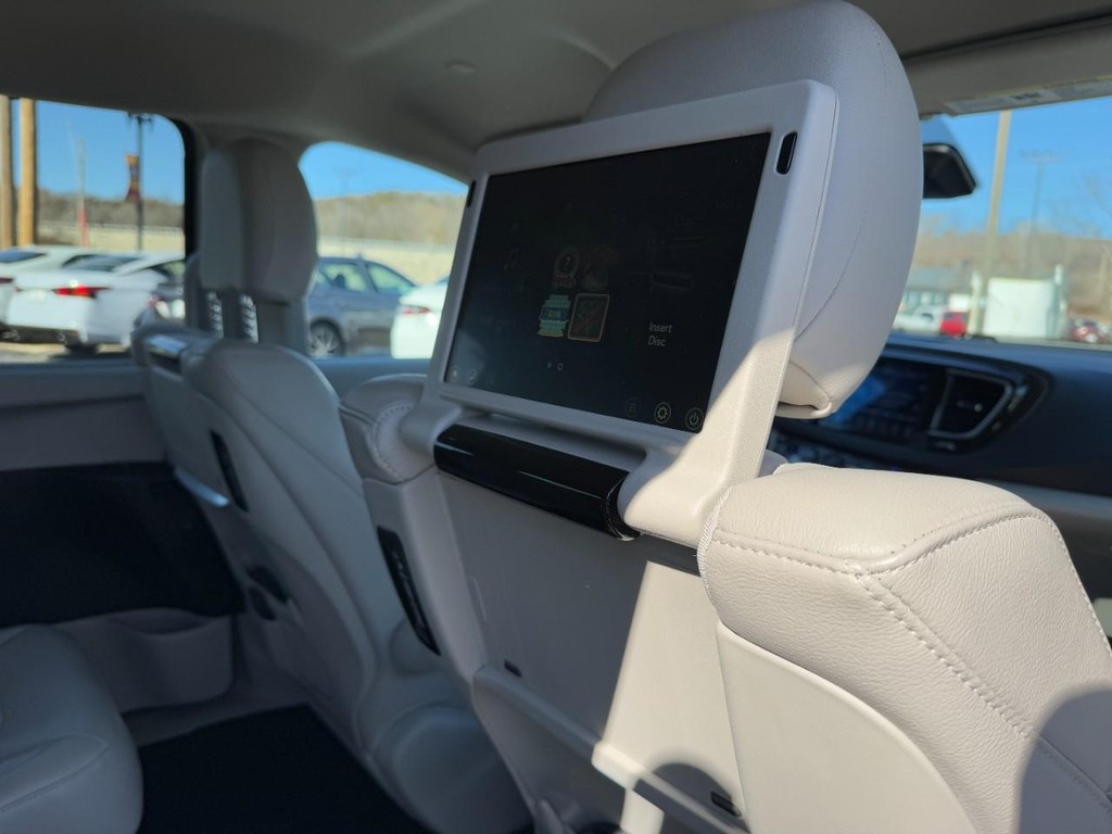 Chrysler Pacifica Vehicle Full-screen Gallery Image 12