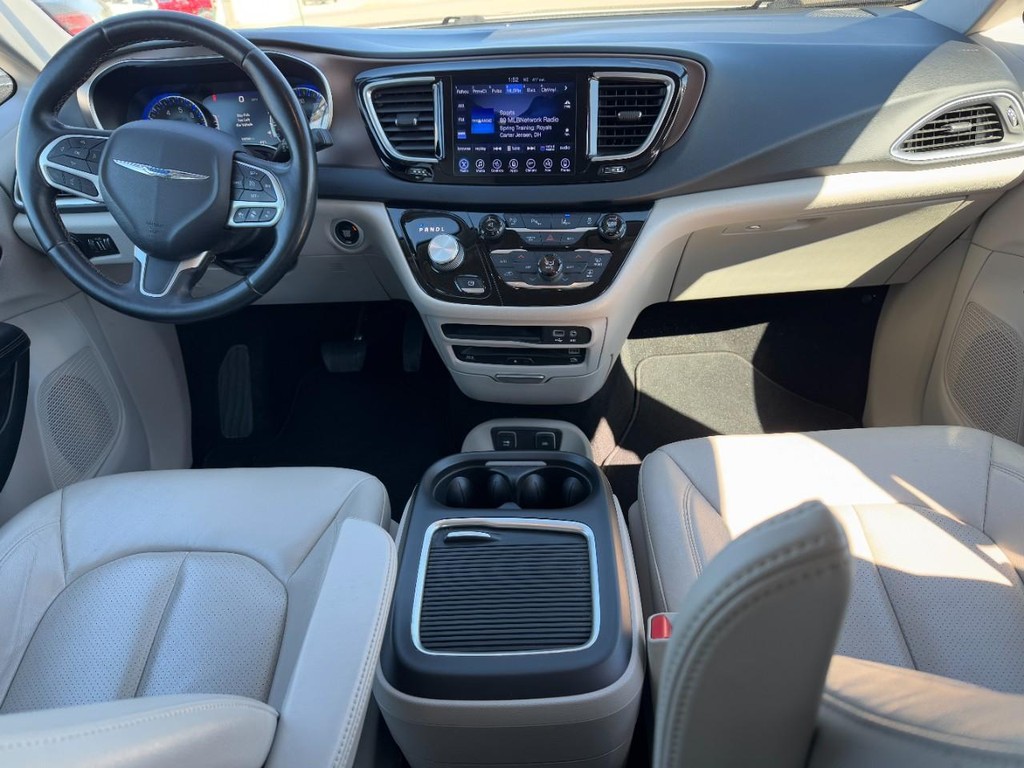 Chrysler Pacifica Vehicle Full-screen Gallery Image 13