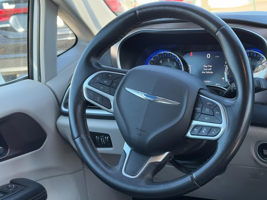 Chrysler Pacifica Vehicle Full-screen Gallery Image 14