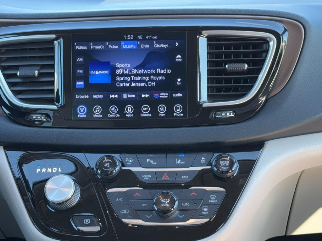 Chrysler Pacifica Vehicle Full-screen Gallery Image 15