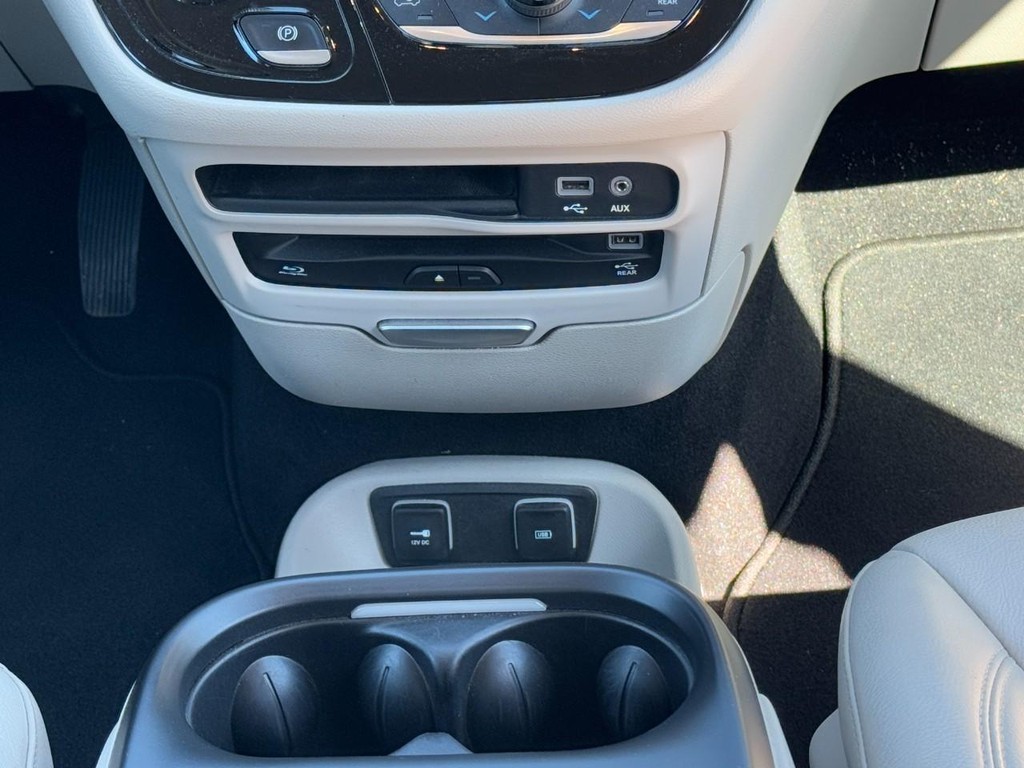 Chrysler Pacifica Vehicle Full-screen Gallery Image 16