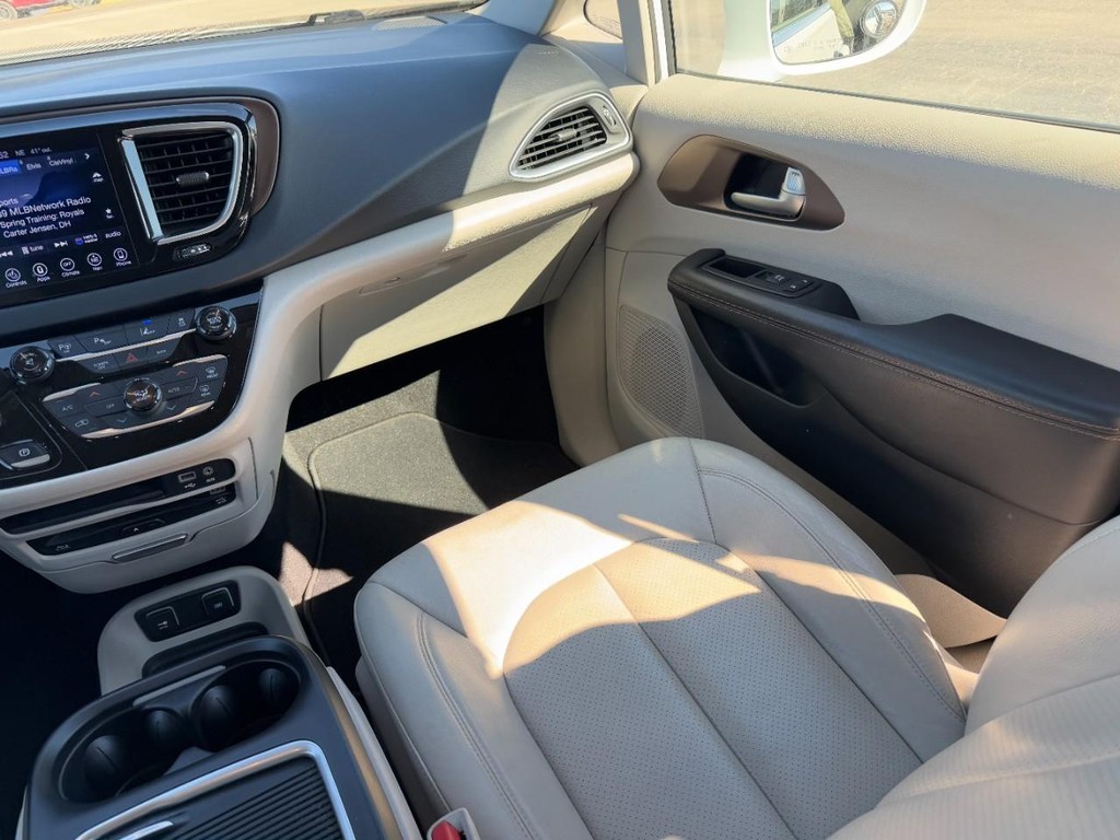 Chrysler Pacifica Vehicle Full-screen Gallery Image 17