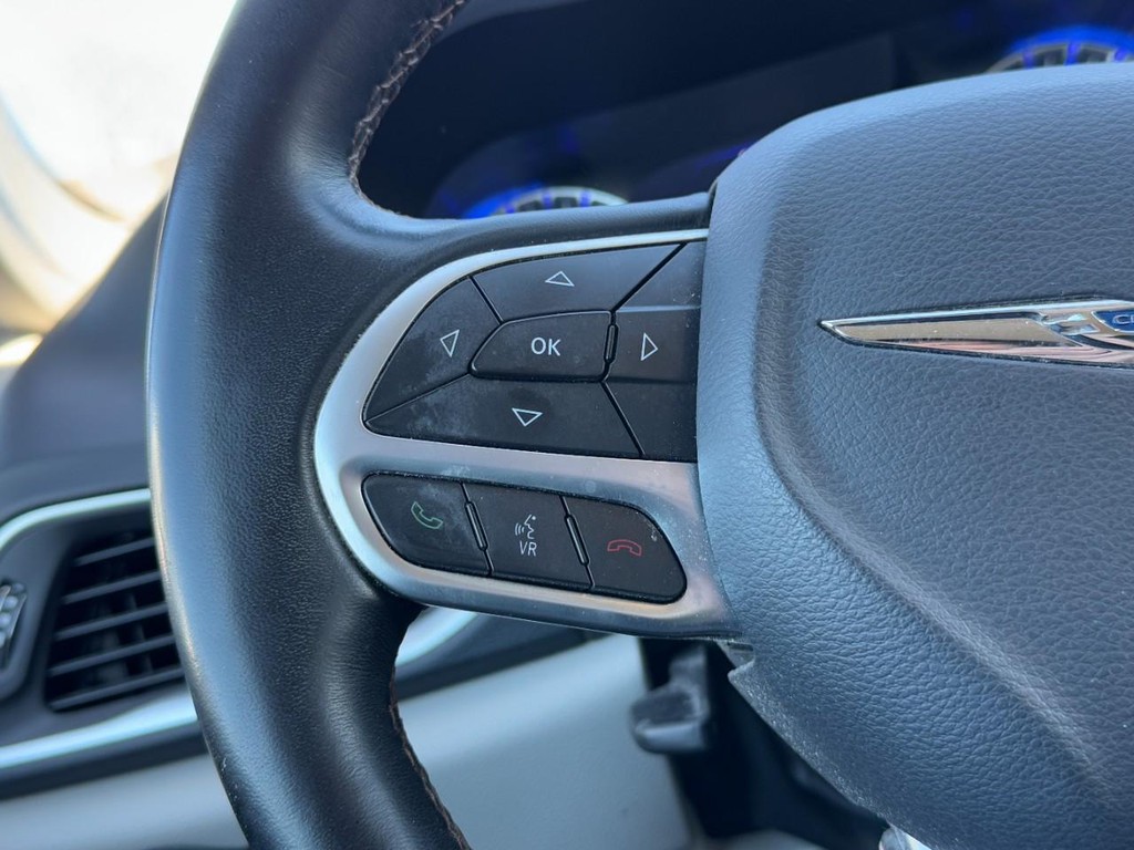 Chrysler Pacifica Vehicle Full-screen Gallery Image 18