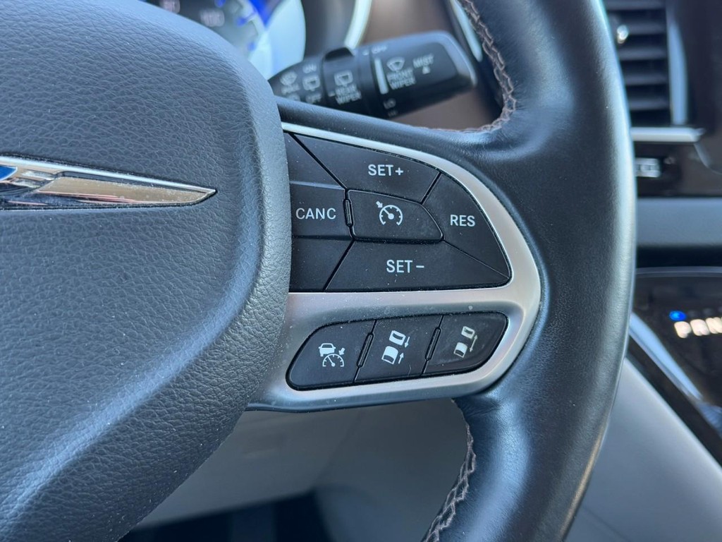 Chrysler Pacifica Vehicle Full-screen Gallery Image 19