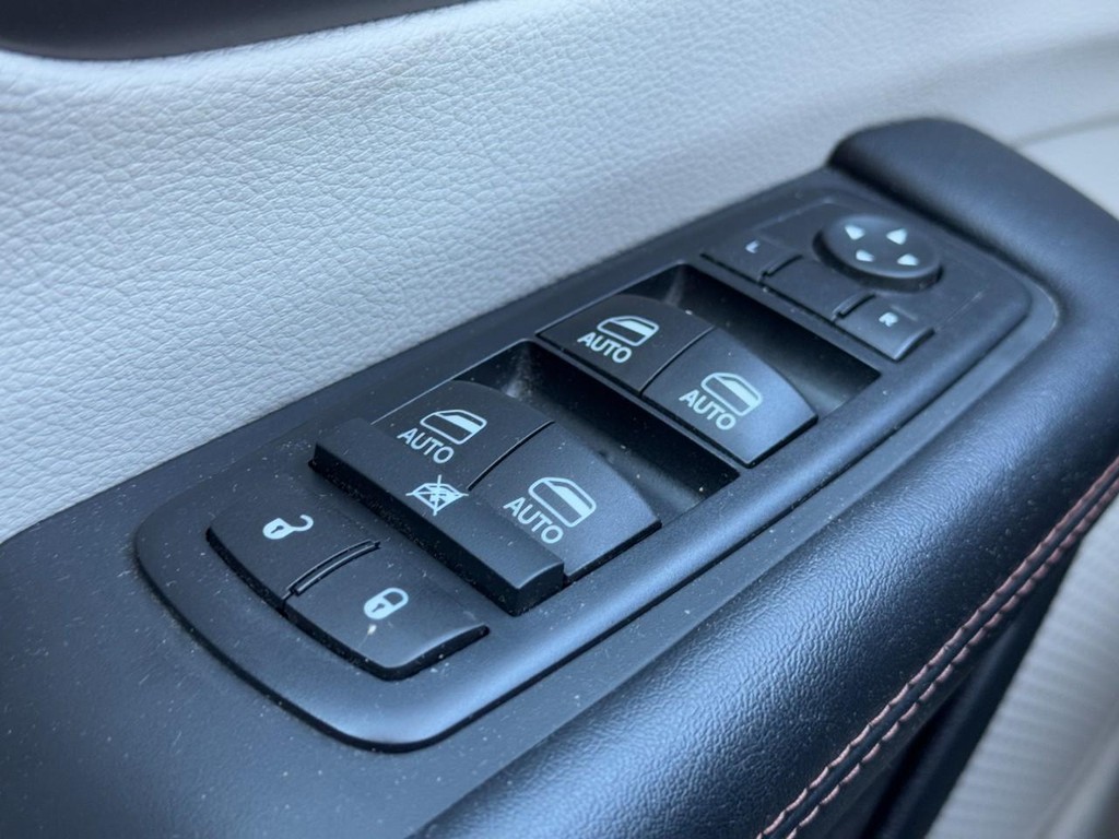 Chrysler Pacifica Vehicle Full-screen Gallery Image 25