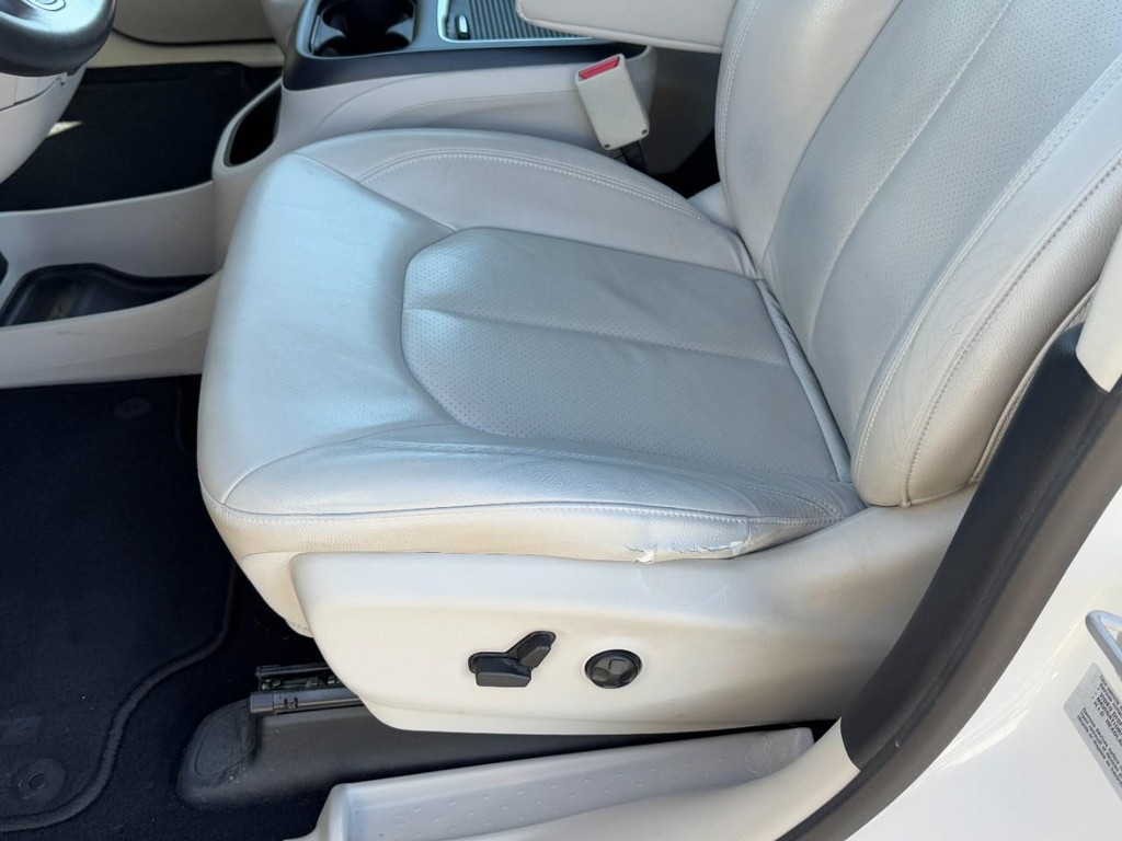 Chrysler Pacifica Vehicle Full-screen Gallery Image 26