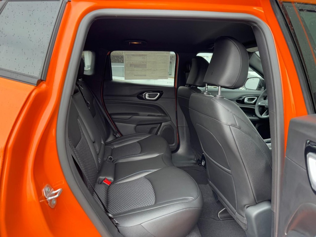 Jeep Compass Vehicle Full-screen Gallery Image 05