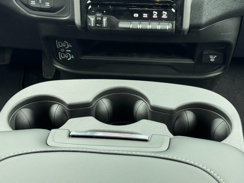 Ram 2500 Vehicle Full-screen Gallery Image 11