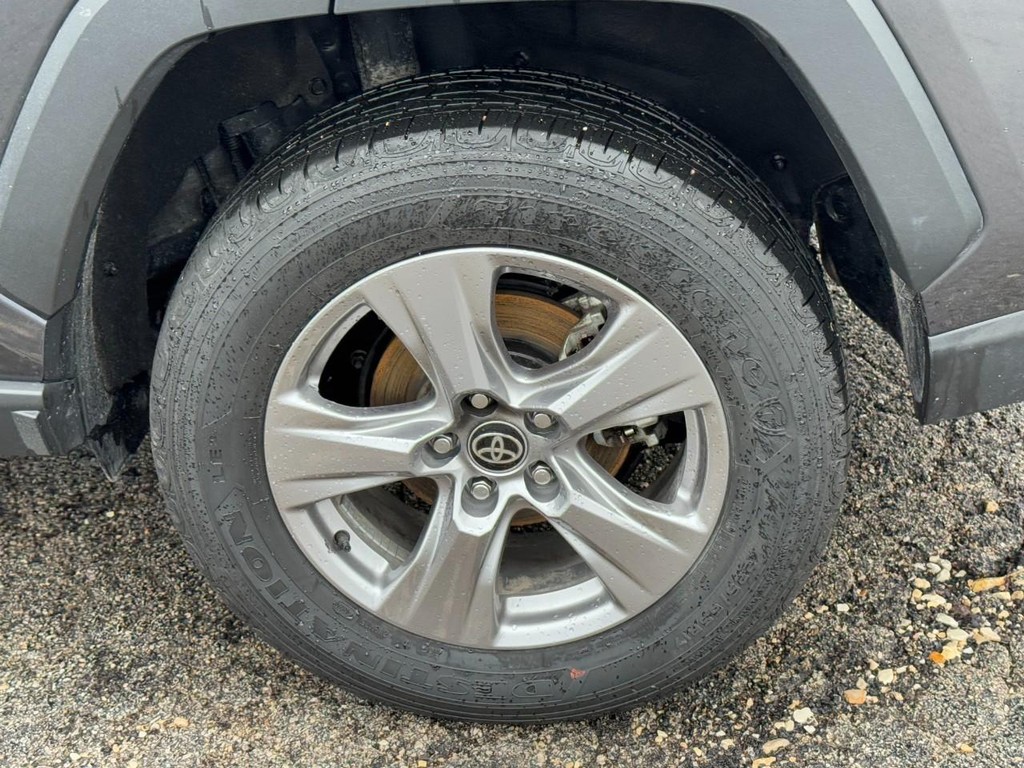 Toyota RAV4 Vehicle Full-screen Gallery Image 05