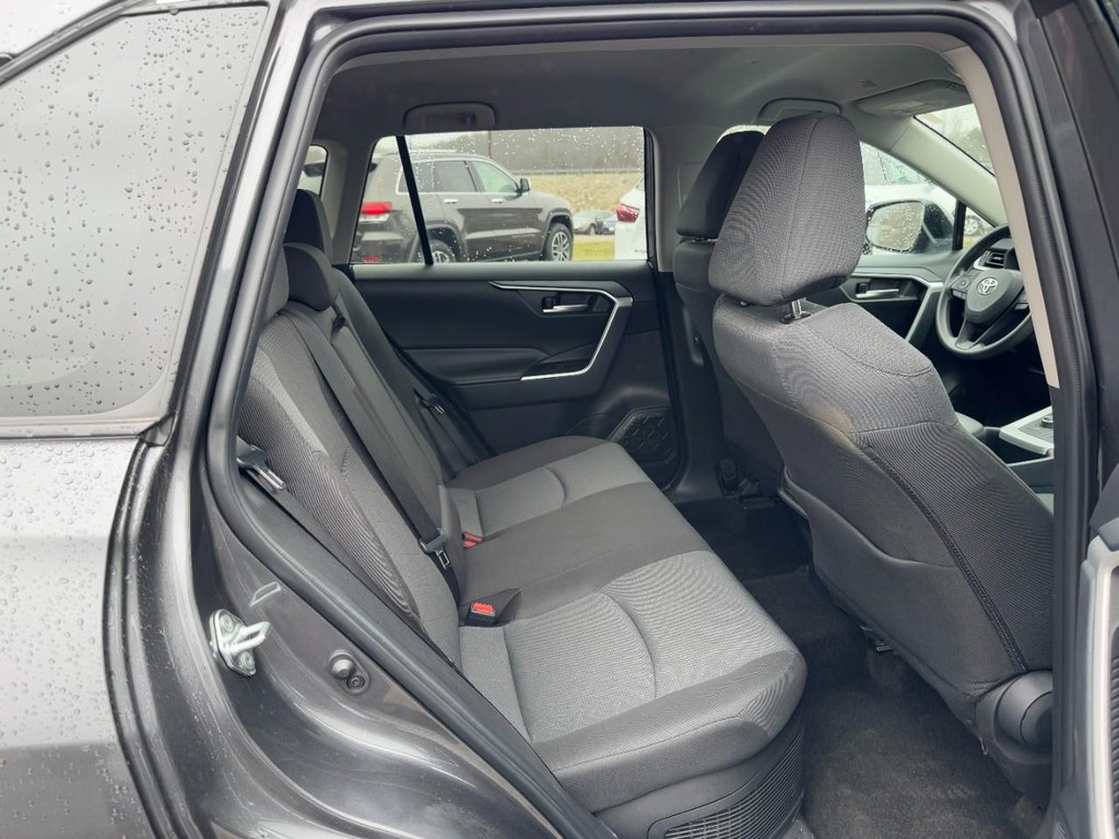 Toyota RAV4 Vehicle Full-screen Gallery Image 10