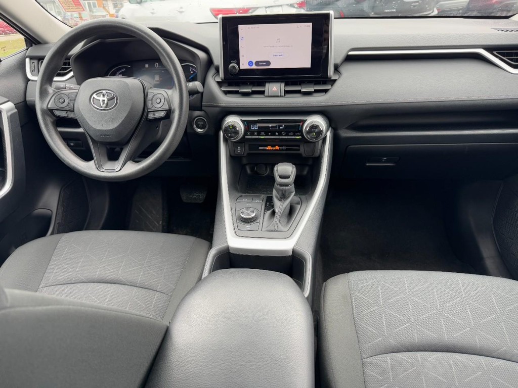 Toyota RAV4 Vehicle Full-screen Gallery Image 11