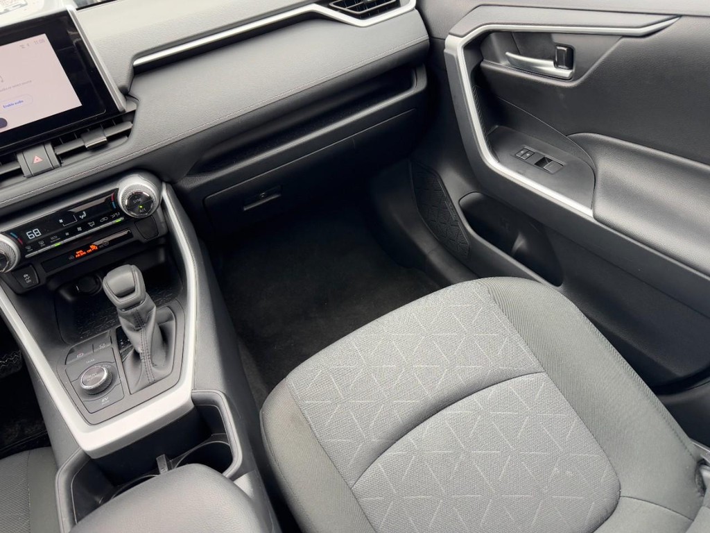 Toyota RAV4 Vehicle Full-screen Gallery Image 15