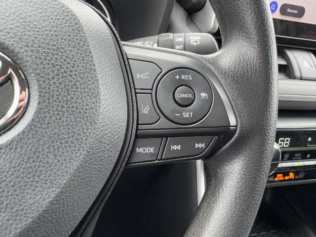 Toyota RAV4 Vehicle Full-screen Gallery Image 17