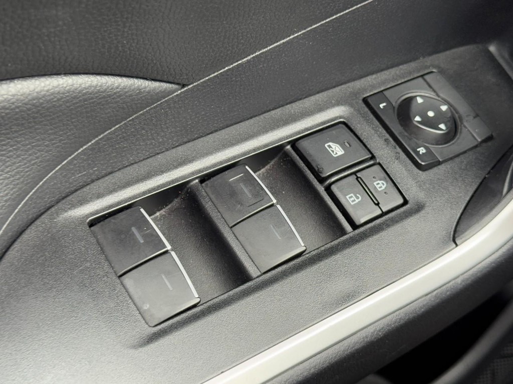 Toyota RAV4 Vehicle Full-screen Gallery Image 21